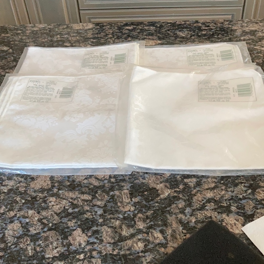 BARDWIL LINENS 17” NAPKINS EMPRESS WHITE SET OF 4 NWT